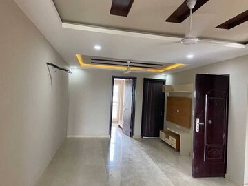 Room in 3.5 BHK Builder Floor at Sector 9 – for Rent
