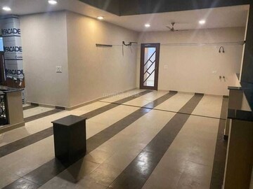 Room in 3.5 BHK Builder Floor at Sector 9 – for Rent