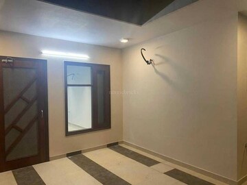 Room in 3.5 BHK Builder Floor at Sector 9 – for Rent