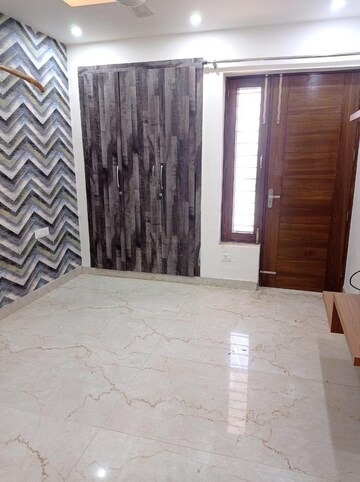 Room in 3.5 BHK Builder Floor at Sector 9 – for Rent