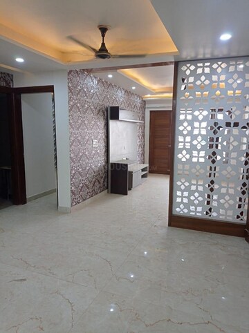 Room in 3.5 BHK Builder Floor at Sector 9 – for Rent