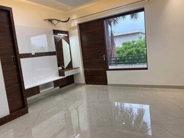 Room in 3.5 BHK Builder Floor at Sector 9 – for Rent
