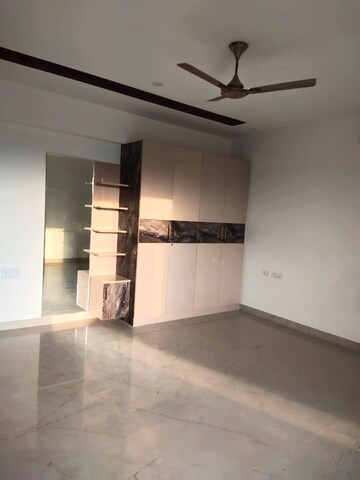 Room in 3.5 BHK Builder Floor at Sector 9 – for Rent
