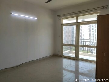 Room in 3.5 BHK Builder Floor at Sector 9 – for Rent