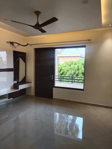 Room in 3.5 BHK Builder Floor at Sector 9 – for Rent