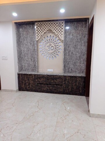 Room in 3.5 BHK Builder Floor at Sector 9 – for Rent