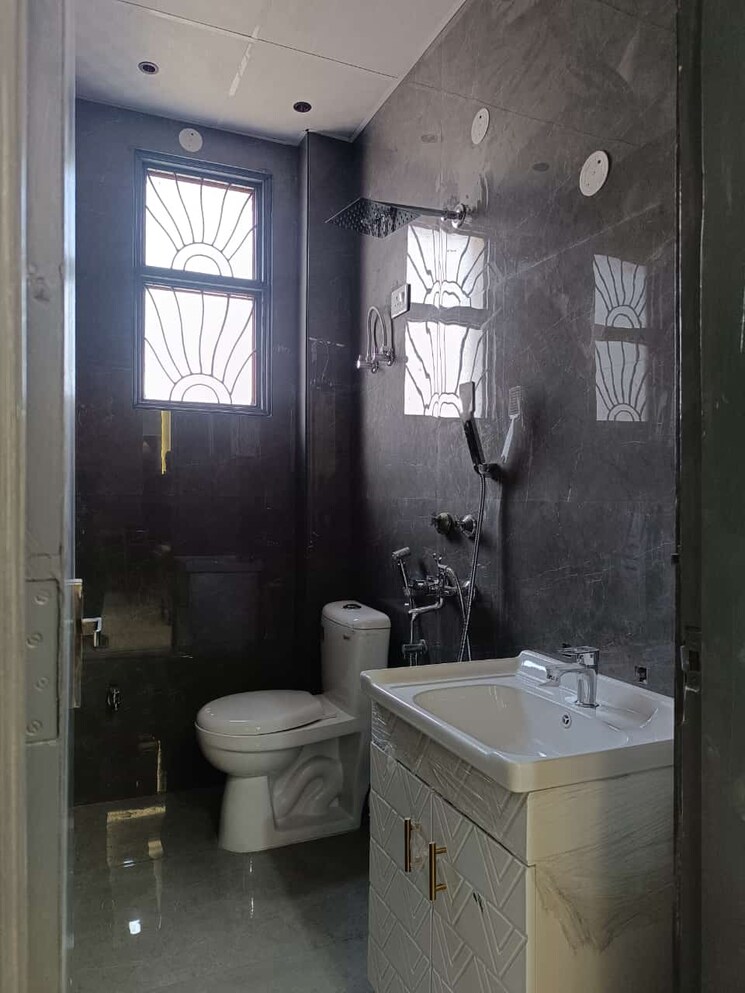 Bathroom, niti khand 4 Bedroom 130 Sq.Mt. Builder Floor In Niti Khand Ghaziabad 7984752