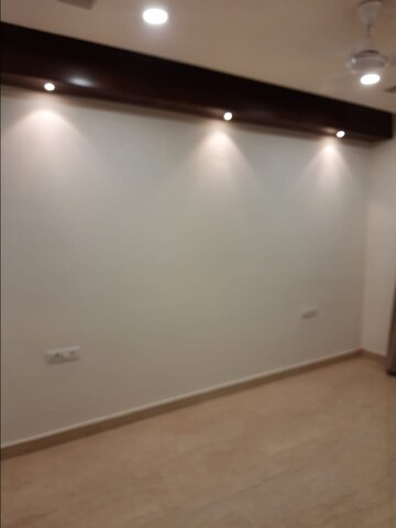 Room in 3 BHK Builder Floor at Sector 16 – for Rent