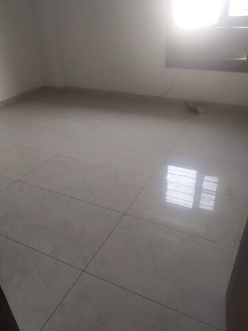 Room in 3 BHK Builder Floor at Sector 16 – for Rent
