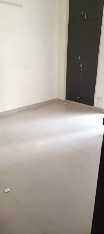 Room in 2.5 BHK Apartment at Jaypee Greens Kosmos, Sector 134 – for Sale