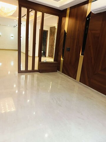Room in 3 BHK Builder Floor at Emaar Marbella, Sector 66 – for Rent