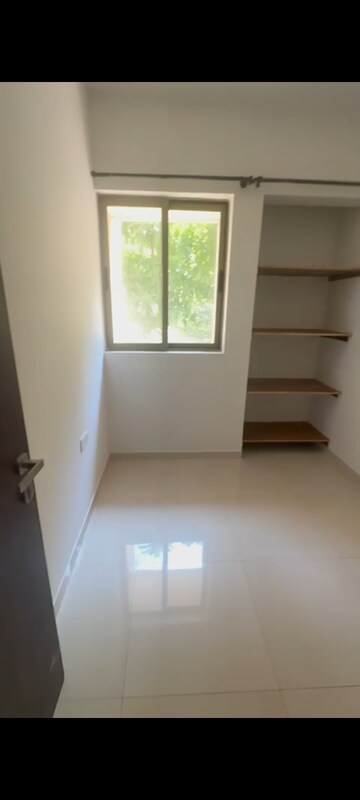 Room in 2.5 BHK Apartment at Lodha Splendora Platino, Ghodbunder Road – for Rent