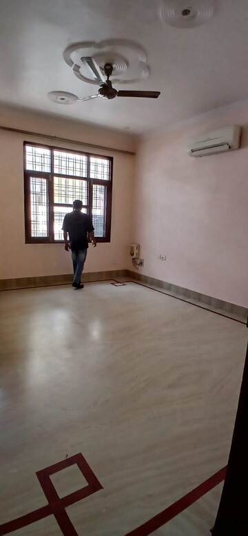 Room in 3 BHK Builder Floor at Housing Board Colony, Sector 31 – for Rent