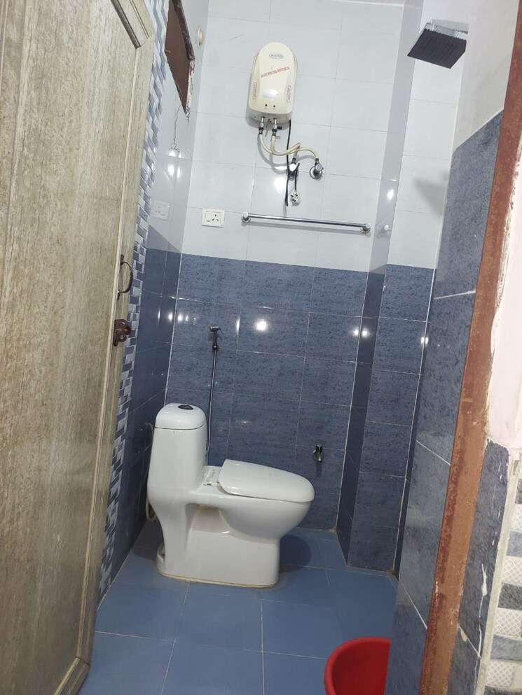 Bathroom, mayur vihar phase 1 3.5 Bedroom 1650 Sq.Ft. Apartment In Mayur Vihar Phase 1 Delhi 7984858