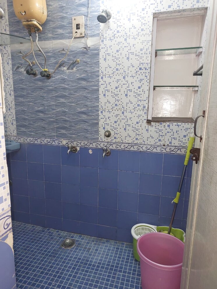 Bathroom, mayur vihar phase 1 3.5 Bedroom 1650 Sq.Ft. Apartment In Mayur Vihar Phase 1 Delhi 7984858