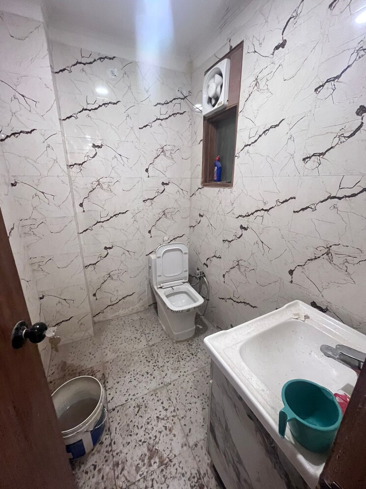 Bathroom, panchsheel vihar 3 Bedroom 100 Sq.Yd. Builder Floor In Panchsheel Vihar Delhi 7985058