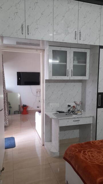 Room in 1.5 BHK Apartment at Gaur City 2 - 14th Avenue, Sector 16c Greater Noida – for Rent