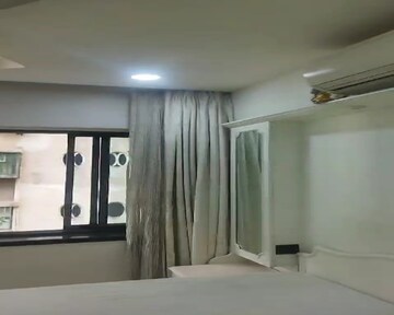 Room in 3.5 BHK Apartment at Dadar East – for Rent