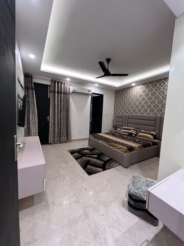 Room in 4 BHK Builder Floor at Paschim Vihar – for Rent