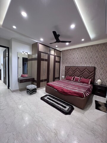 Room in 4 BHK Builder Floor at Paschim Vihar – for Rent