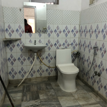 Bathroom in 2.5 BHK Villa at Sector 23 – for Rent