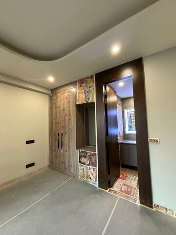 Room in 4 BHK Apartment at Hauz Khas – for Rent
