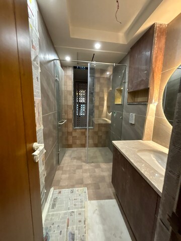 Attached Bathroom in 4 BHK Apartment at Hauz Khas – for Rent