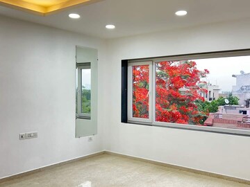 Room in 4 BHK Apartment at East Of Kailash – for Rent
