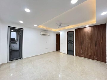 Room in 4 BHK Apartment at East Of Kailash – for Rent