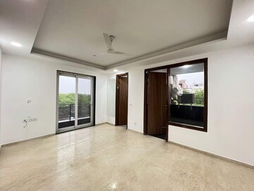 Room in 4 BHK Apartment at East Of Kailash – for Rent