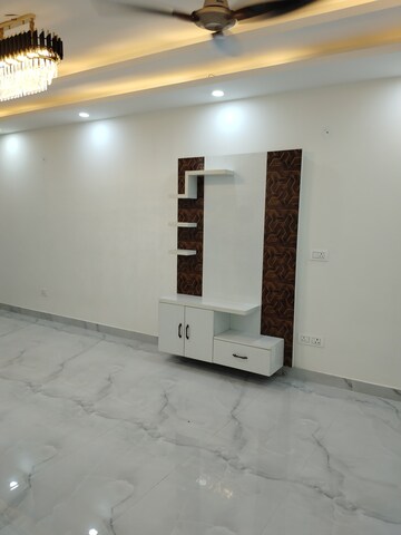 Room in 3 BHK Apartment at Khirki Extension – for Rent