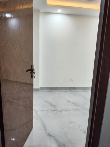 Room in 3 BHK Apartment at Khirki Extension – for Rent