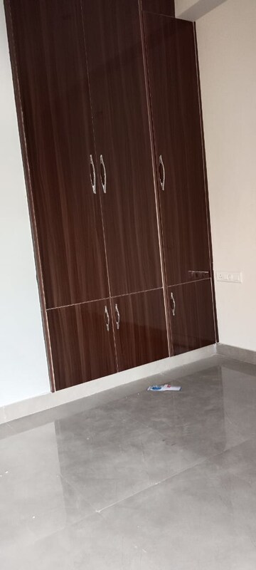 Furnished Amenities in 2 BHK Builder Floor at Greenwood City, Sector 40 – for Rent