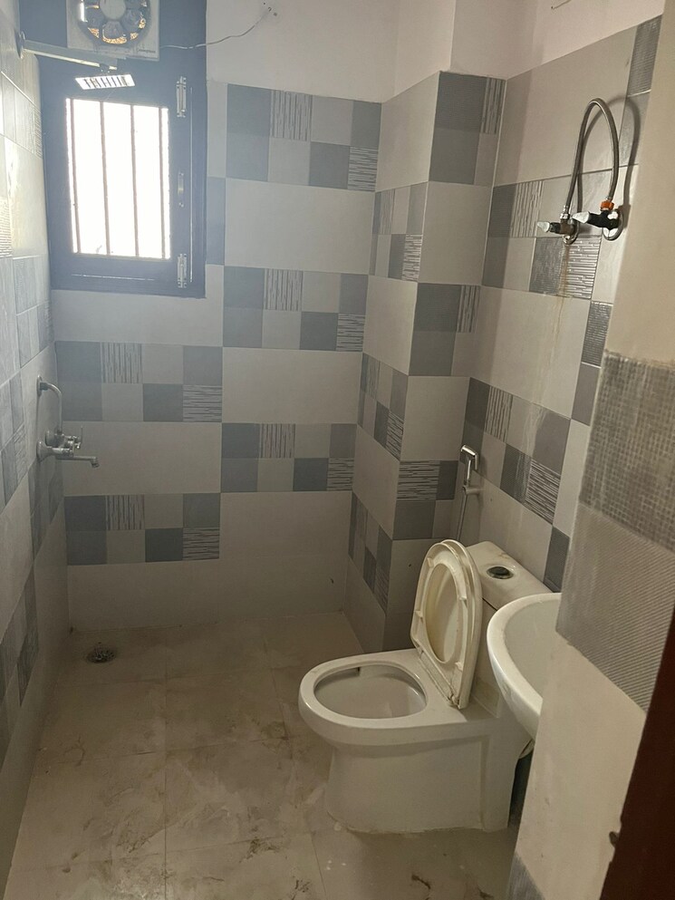 Bathroom, patparganj 3 Bedroom 1250 Sq.Ft. Apartment In Patparganj Delhi 7986984