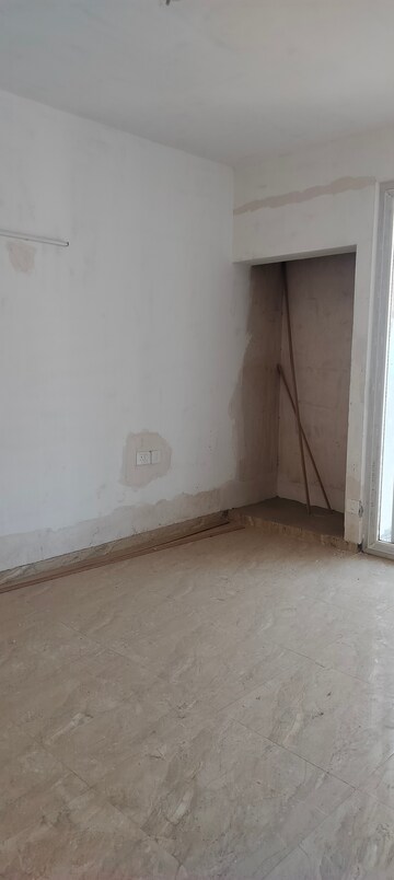 Room in 3 BHK Apartment at BPTP Discovery Park, Sector 80 – for Sale