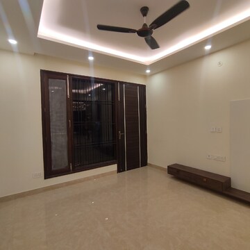 Room in 3 BHK Apartment at BPTP Floors, Sector 70 – for Rent