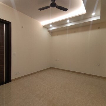 Room in 3 BHK Apartment at BPTP Floors, Sector 70 – for Rent