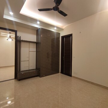 Room in 3 BHK Apartment at BPTP Floors, Sector 70 – for Rent