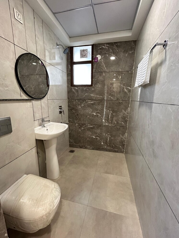 Bathroom, roseate-homes 3 Bedroom 209 Sq.Yd. Builder Floor In Ghazipur Zirakpur 7987620