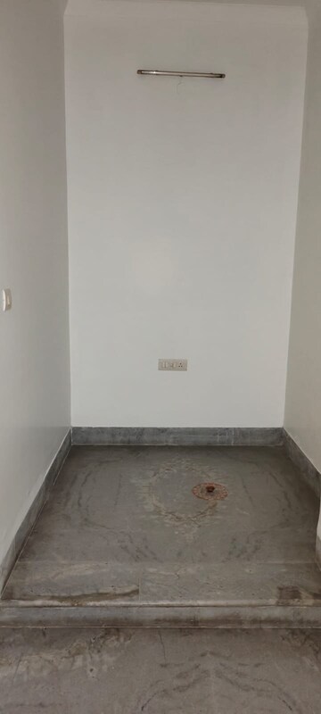 Master Bedroom in 2 BHK Independent House at Gomti Nagar – for Rent
