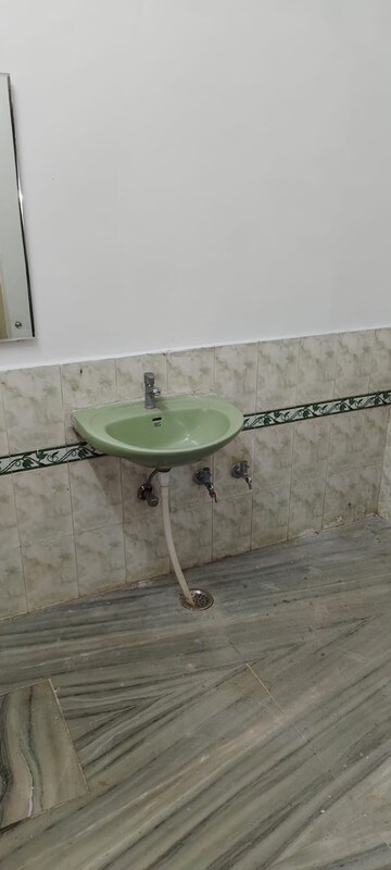 Master Bedroom in 2 BHK Independent House at Gomti Nagar – for Rent