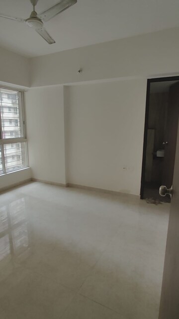 Room in 2 BHK Apartment at Lodha Amara, Kolshet Road – for Rent
