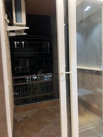 Balcony in 1.5 BHK Builder Floor at Ansal Sushant Lok I, Sector 43 – for Rent