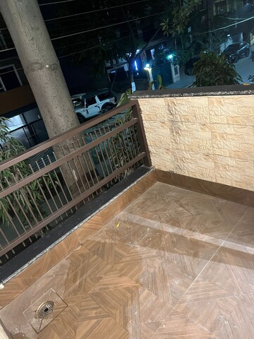 Balcony in 1.5 BHK Builder Floor at Ansal Sushant Lok I, Sector 43 – for Rent