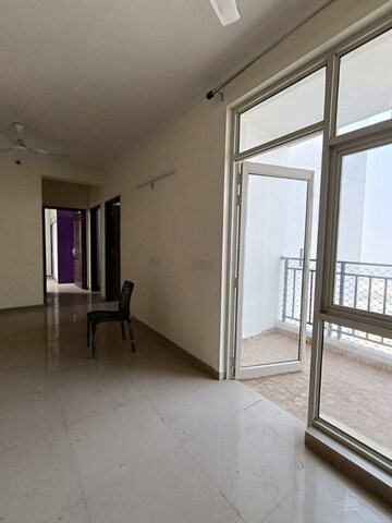 Room in 3 BHK Apartment at Gomti Nagar – for Rent