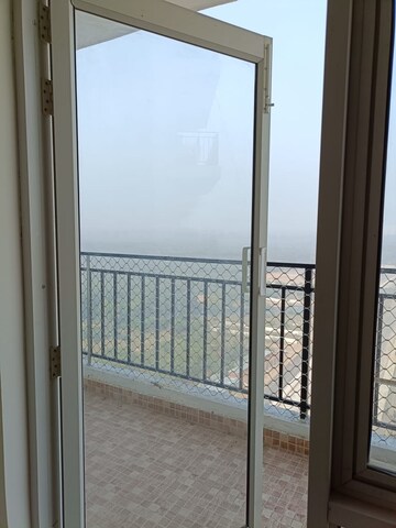 Room in 3 BHK Apartment at Gomti Nagar – for Rent