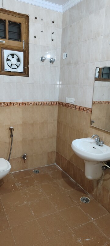 Attached Bathroom in 2 BHK Independent House at Gomti Nagar – for Rent