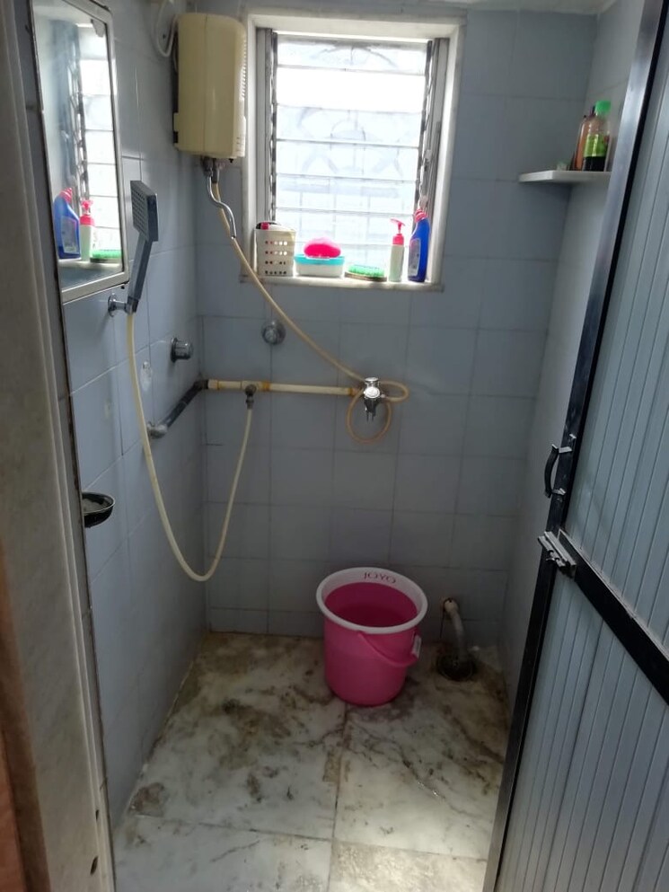 Bathroom, anand-prakash-satyam-chs 1 Bedroom 400 Sq.Ft. Apartment In Andheri East Mumbai 7988214