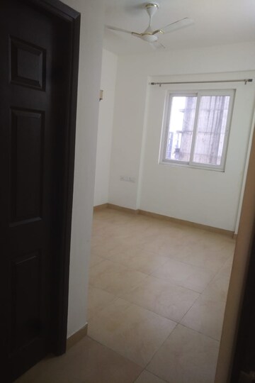 Room in 3 BHK Apartment at Wave Amore, Sector 32 – for Rent