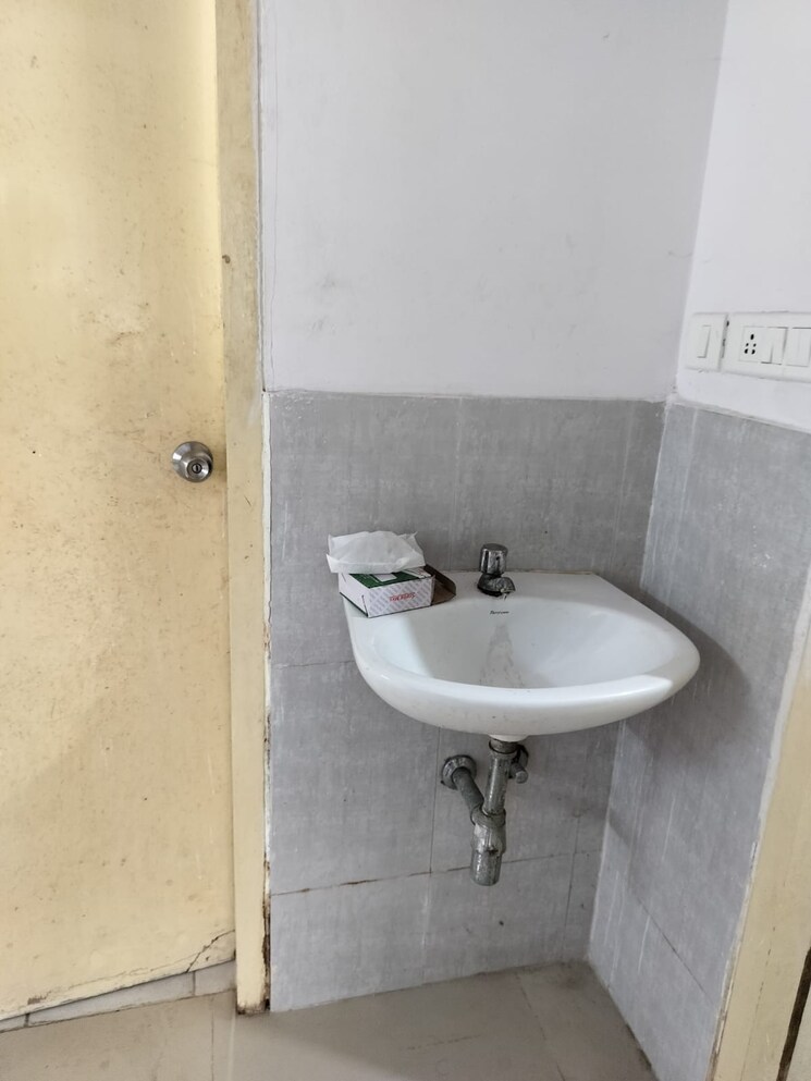 Bathroom, godrej-vrindavan 1 Bedroom 600 Sq.Ft. Apartment In Near Nirma University On Sg Highway Ahmedabad 7988497